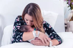 2018_ACNA-IP-LS-HUG_Crouse_mom_kissing_baby_0-300x200 Newhome